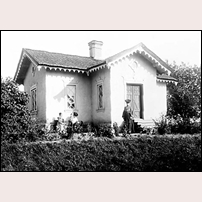 WÅB 11 Botorp (senare SJ nr 940) omkring förra sekelskiftet. Så vackra och påkostade hus man kunde bygga i järnvägens barndom! Bild från L-I Hållander. Foto: Johan E. Thorin. 