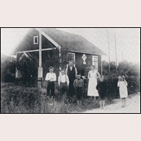 152 Dala 1925 med banvakten Aron Björklund och hans familj. Stugan är ovanlig så tillvida att den ligger parallellt med spåret.  Foto: Okänd. 