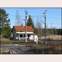 278 Ervalla den 17 april 2008. Tyvärr uppehöll sig ett antal stolpar framför huset. Foto: Jöran Johansson. 