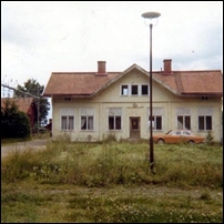 Kilsmo station. När den här bilden togs på 1970/80-talet hade stationshuset inte mycket kvar av sin forna glans. Foto: Kjell Andersson. 