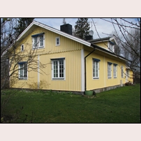 Kilsmo station den 17 april 2008. Stinsen hade sin bostad i en särskild byggnad bredvid stationshuset. Det vackra huset finns kvar än i dag som privatbostad. Foto: Jöran Johansson. 
