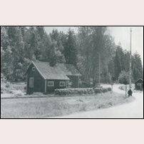 983 Källbergsbacken på 1950-talet. Bild ur Almby-Norrbyås Hembygdsförenings fotosamling i Örebro kommuns bildarkiv. Foto: Okänd. 