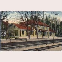 Kilafors station på ett färglagt vykort från omkring 1920. Foto: Okänd. 