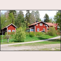 191 B Bergvik den 19 maj 2008, välbevarad stuga, nu privatbostad i ett fint område. Även husen i bakgrunden är f.d. SJ tjänstebostäder. Foto: Jonny Goude. 