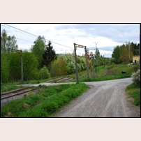 Ellerviks hållplats låg här, på området mellan postlådorna och banan. Bilden är tagen den 21 maj 2008. Foto: Jonny Goude. 