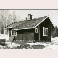 213 Hosäter 1986 då stugan plockades ned för att så småningom återuppföras på museiområdet i Gävle. Foto: Sveriges Järnvägsmuseum. 