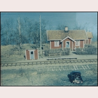 Lenbergsviks banvaktsstuga och hållplats. Observera att sidospåret är rivet. Fotot är från 1950- eller början av 1960-talet. Foto: Okänd. 