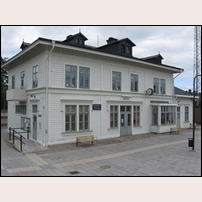 Det vackra stationshuset i Kolbäck finns kvar i nästan orört skick. Heder åt en sådan ägare! Bilden tagen den 12 juni 2008. Foto: Erland Vikén. 