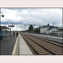 Stationen har nyligen byggts om till den numera vanliga sterila kalla miljön som knappast stimulerar till att ta tåget. Bilden tagen den 12 juni 2008. Foto: Erland Vikén. 