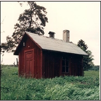 145-146 Vittaryd den 7 juni 1987. Till de flesta banvaktsstugor hörde en bryggstuga. Foto: Jöran Johansson. 