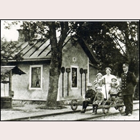 CWJ 17 Linnefors med banvakten Ernst Petersson (1886-1972), hustrun Agnes (1890-1973) samt barnen Arvid (1910-1995), Axel (1912-1987), Agda (1913-1986) och Rut (1915-1989). Fotot bör vara taget 1918-1920. Foto: Okänd. 