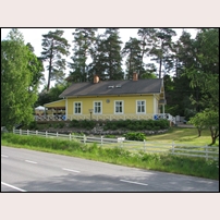 Björsäter station den 30 maj 2008. Upprustat och fint stationshus som frånsett det svarta taket fått behålla den gamla karaktären. På SJ-tiden var huset målat rött men det har återfått den ursprungliga kulören. Foto: Jöran Johansson. 