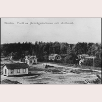 Bersbo station. Närmast till vänster ligger det ursprungliga stationshuset, från Åtvidaberg-Bersbo järnvägs dagar kvar. Längre bort syns det senare stationshuset som byggdes då banan blev en del av linjen Norsholm - Västervik i slutet av 1870-talet.  Foto: Okänd. 