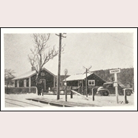 943 Kvistrum med Kvistrum hållplats i förgrunden. Vid hållplatsen finns en låg träplattform på högra (östra) sidan av spåret. Bild ur Sveriges Järnvägsstationer 1950. Foto: Okänd. 