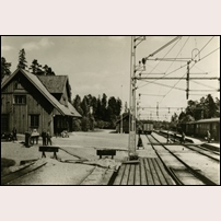 Stavsjö station tidigast 1932, det år då statsbanan här förbi elektrifierades. Till vänster syns stoppböckarna på den smalspåriga (600 mm) Stavsjö järnvägs anslutningsspår. Den lilla timmerbanan las ned 1939 och revs genast. Det ger en sluttid för när bilden kan vara tagen. Foto: Okänd. 