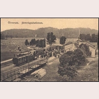 Överum station omkring 1915. Notera att i tåget på det bortre spåret går en sommarvagn. På gärdet bortom järnvägen står en ånglokomobil och ett tröskverk. Foto: Okänd. 