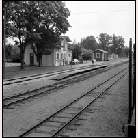 Jenny station den 21 juli 1978. Tågklareraren skall just stoppa ett godståg på ingående, för att invänta ett motorvagnståg från Västervik mot Hultsfred. Foto: Jöran Johansson. 