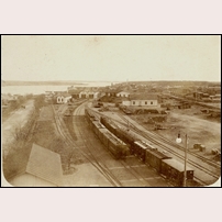 Västervik station, bangården sedd från stationshuset. Fotot är från början av 1900-talet. Foto: Okänd. 