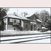 Edsvalla station omkring 1930. Sedan den föregående bilden togs har stationen utökats med en fristående ställverksbyggnad. Foto: Okänd. 
