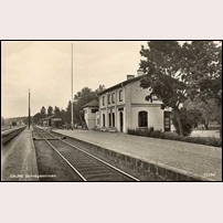 Grums station   ... och efter 1935 då stationshuset byggdes på med en våning. Foto: Okänd. 