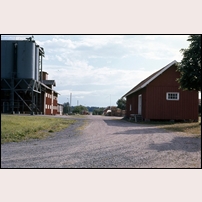 Tådene station den 7 juli 1974, järnvägens magasin till höger samt bangårdsområdet. Foto: Jan-Anders Wihrén. 