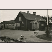 Jokkmokk station omkring 1936, vackert hus med typisk inlandsbanekaraktär. Bild från Sveriges Järnvägsmuseum. Foto: Okänd. 