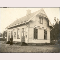 Spångenäs station senast 1906. Mannen på bilden är August Karlzén (1874-1959). Foto: Okänd. 