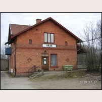 Färgskiftningen i teglet visar att huset byggts på med en våning. Det gjordes någon gång före 1930. Bilden tagen den 23 april 2006. Foto: Jöran Johansson. 