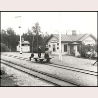 Totebo station 1918. Stationsföreståndare Aron Svensson med familj. Foto: Okänd. 