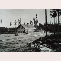 Mölnbacka station omkring 1880. Kring stationen växte aldrig upp något samhälle. Den enda bostadsbebyggelsen utöver stationshuset var järnvägens egen personalbostad och en banvaktsstuga. Foto: Okänd. 