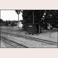 Tuna station den 7 augusti 1980. Efter att stationshuset rivits 1979 var den här "lådan" den service SJ erbjöd sina resenärer.  Foto: Jöran Johansson. 