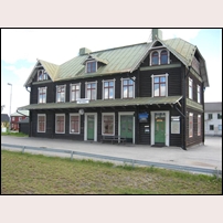 Mellansel den 22 juni 2008, ett stiligt hus, men numera med ringa funktion som järnvägsbyggnad. Foto: Erland Vikén. 