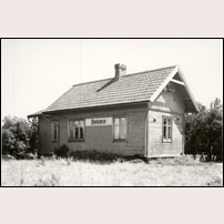 Resmo hållplats, en vaktstuga med tillbyggt väntrum och expedition. Bild från Sveriges Järnvägsmuseum. Foto: Okänd. 