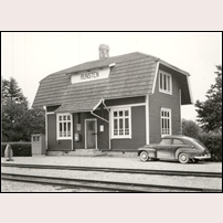 Runsten station någon gång mellan 1955 (de högt placerade bakljusen på Volvo PV 444 introducerades i december 1954) och 1961 (då lades järnvägen ned). Bild från Sveriges Järnvägsmuseum.  Foto: Olof Sjöholm. 