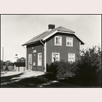 Köpingsvik station. Stationsbyggnaden har byggts om på samma sätt som Löttorp, men har fått behålla de gamla fönstren. Foto: Okänd. 