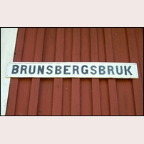 397 Brunsbergs bruk den 16 juni 2007. Ett långt namn kräver en lång skylt. Foto: Jöran Johansson. 
