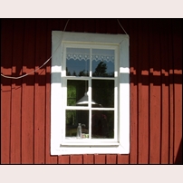 402 Skärmnäs den 16 juni 2007. Trevliga fönster av ursprunglig modell. Foto: Jöran Johansson. 
