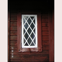 421 Ottebols gård den 27 augusti 2006. De flesta banvaktsstugor av den äldsta typen har tyvärr förlorat sina trevliga fönster i förstugan eller fått dem utbytta mot mer alldagliga modeller, men här finns de kvar. Foto: Jöran Johansson. 