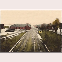 164Ö Nässjö till höger. Lokstallet är SJ:s ursprungliga som revs någon gång mellan 1910 och 1914. Det högra spåret är linjen från Malmö, det vänstra HNJ:s linje från Halmstad. Foto: Okänd. 