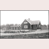 Kjällshed håll- och lastplats 1908, här med den ursprungliga stavningen Källshed. Foto: Okänd. 