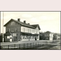 Älvsby station 1946. Ett ställverkshus och en kiosk har tillkommit, stavningen av namnet är en annan, men i övrigt har inte mycket ändrats på 30 år. Foto: Okänd. 