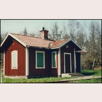 967 Udden, fd NVHJ nr 43. Observera att stugan fortfarande har det gamla privatbanenumret kvar. Bild genom Per-Olov Brännlund. Foto: Okänd. 