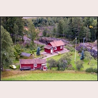 359 Boberg 1990, med stuga och trädgård i förnämligt skick. Bilden tillhör Arkiv Digital (www.arkivdigital.se) och är en digitalfotograferad bild. Arkiv Digital har flera miljoner liknande bebyggelsebilder från hela Sverige. Foto: Okänd. 