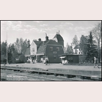 Ösmo station omkring 1950. Vad har det vidbyggda tornet för funktion?  Foto: Okänd. 