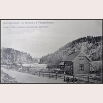 VGJ 10 Brobacka på sin ursprungliga plats. I bakgrunden syns den södra mynningen av Brobackatunneln. Bilden finns även i Järnvägsmuseets bildarkiv och anges där visa ett stationshus i Gunnilse. Foto: Okänd. 