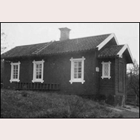 134 Bakom, en utbyggd stuga av 1855 års modell. Ursprungligen hade stugan två fönster på varje långsida (de två till höger på bilden) symmetriskt placerade. Bilden från Sveriges Järnvägsmuseum. Foto: Okänd. 