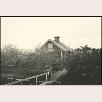 Banvaktsstugan Stångebro okänt år före förstatligandet, ett exempel på hur en privatbana mer eller mindre kopierade SJ:s stuga av 1872 års modell. Bild från Sveriges Järnvägsmuseum. Foto: Okänd. 