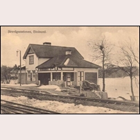 Ekolsund station. Stationshuset byggdes sommaren 1902. Med tanke på den bråte som syns på bilden kanske man kan anta att den är tagen vintern därefter, innan allt hunnit bli fixt och färdigt. Foto: Okänd. 