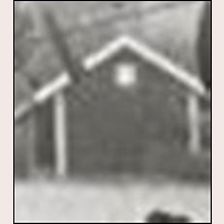 125 Gammelstilla. Bilden är ett utsnitt ur ett foto där stugan skymtar i bakgrunden. Det är givetvis en dålig bild, men den enda som är tillgänglig och visar åtminstone att stugan är av 1872 års modell vänster. Foto: Okänd. 