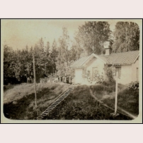 120 Gruvberget troligen på 1920-talet. Observera stolpen med lutningsvisare till höger. Foto: Okänd. 